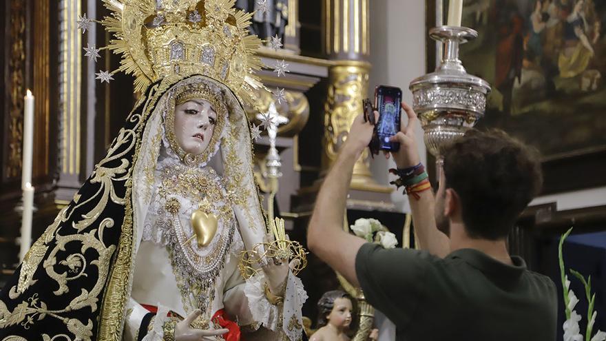 El besamanos extraordinario a la Virgen de los Dolores, en imágenes