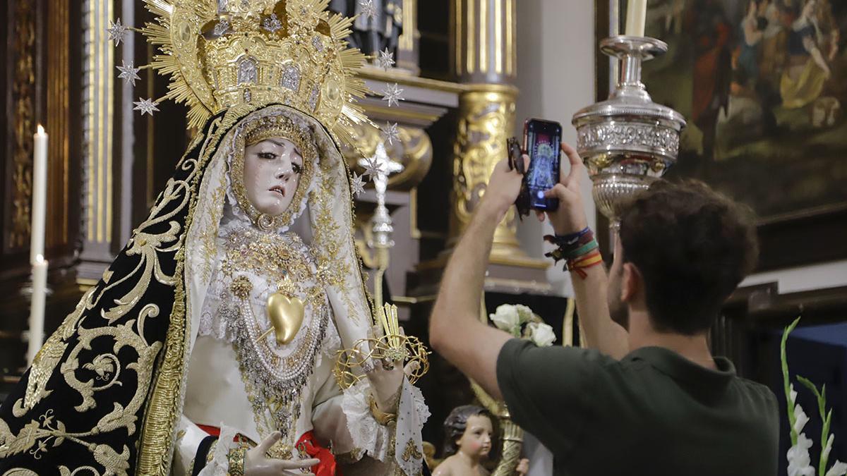El besamanos a la Virgen de los Dolores.