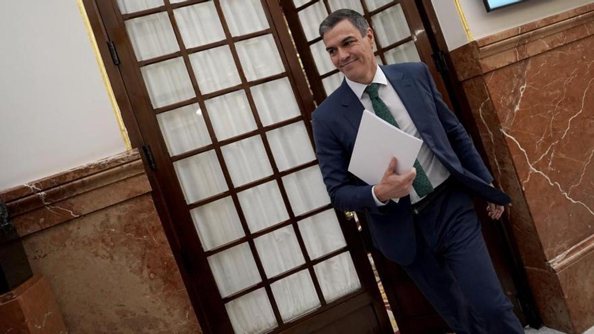 El presidente del Gobierno, Pedro Sánchez, abandona el Congreso tras la última sesión de control.