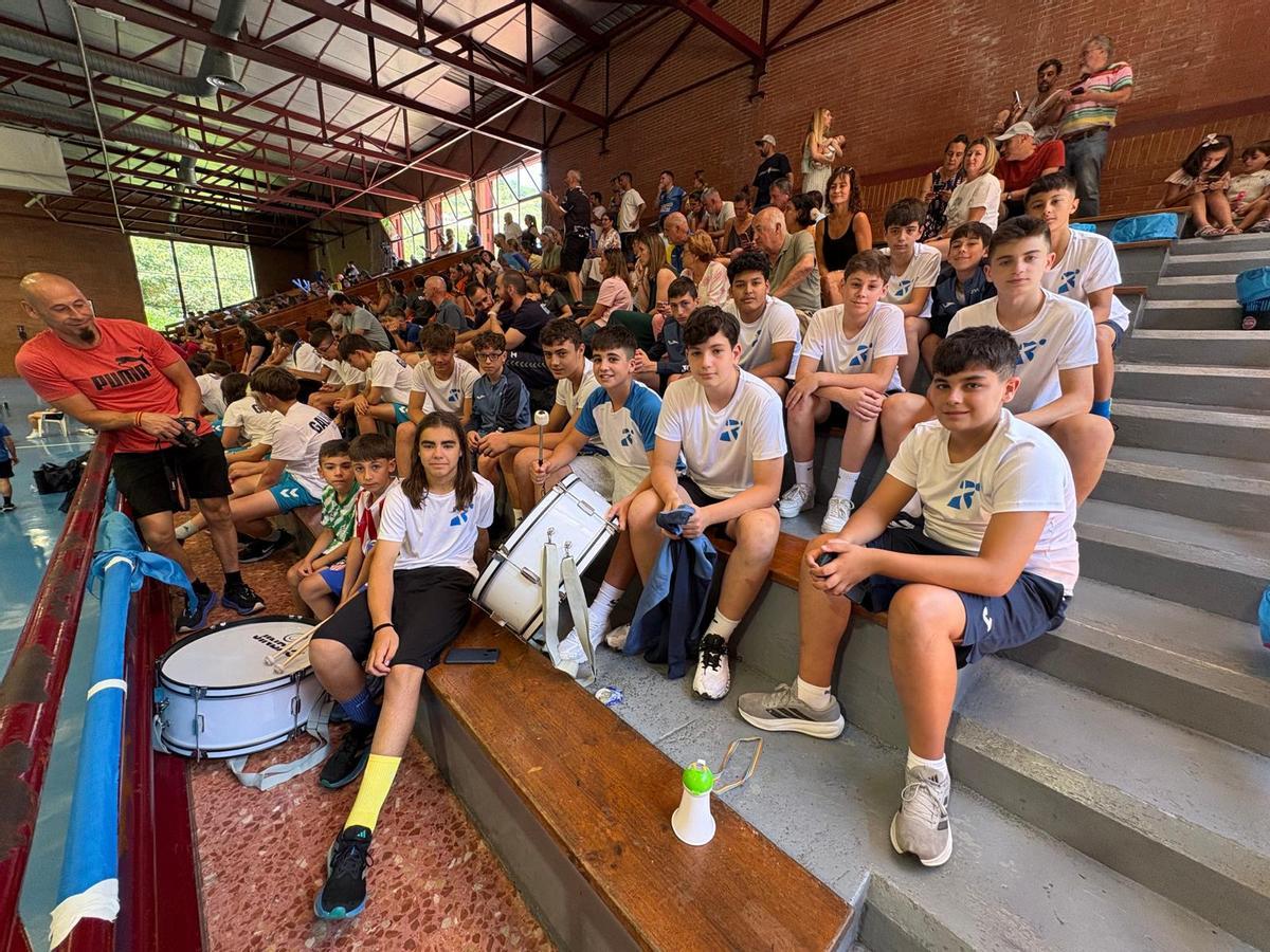 Integrantes del equipo masculino de la selección asturiana apoyando a sus compañeras desde la grada en el partido frente a Galicia.