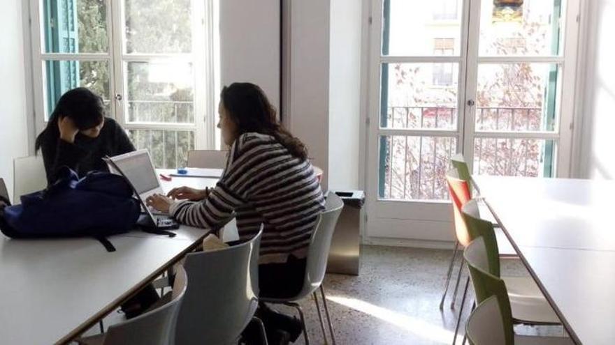 La sala d&#039;estudi és un espai adequat per preparar exàmens.