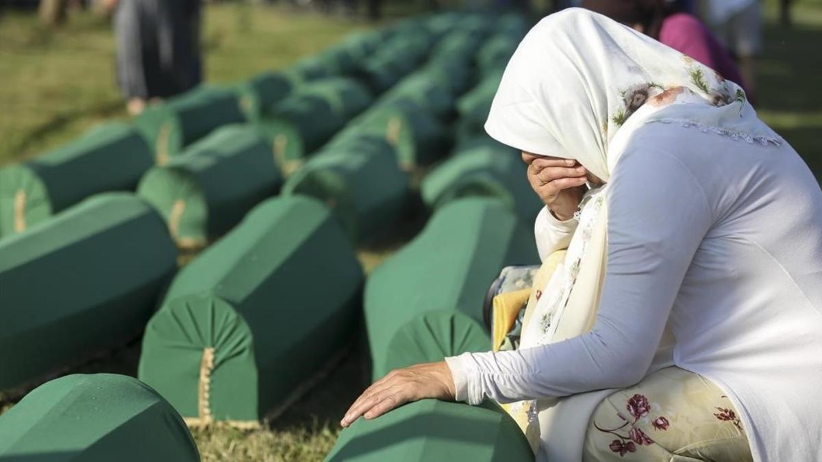 Una mujer llora junto a una de las nuevas víctimas identificadas de Srebrenica.