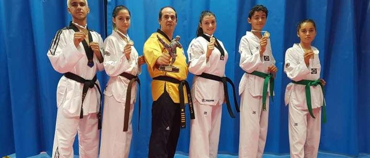 Los medallistas en Ourense junto a su entrenador Miguel Cuevas.