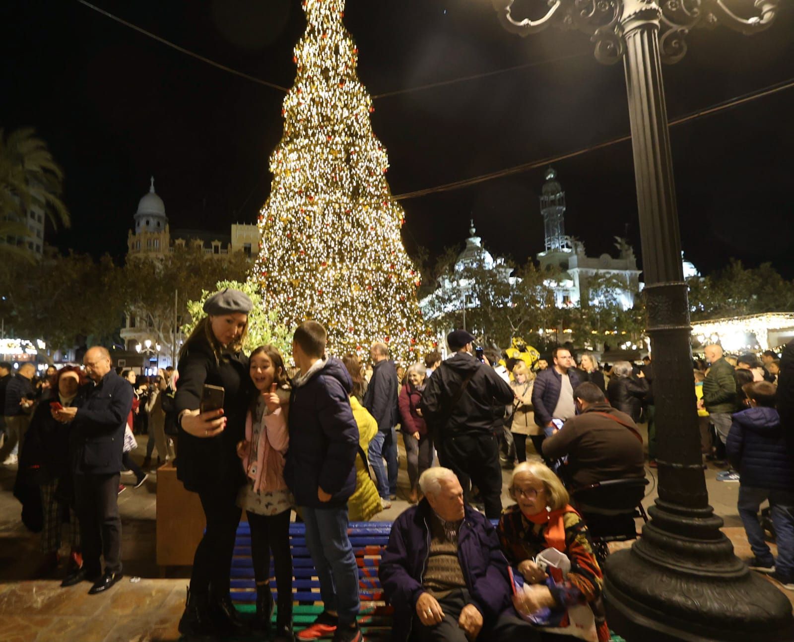 El centro de València, a reventar de gente por la decoración de Navidad