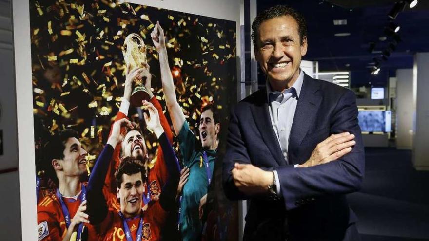 Jorge Valdano posa con la foto de la selección española levantando la Copa del Mundo de Sudáfrica 2010.