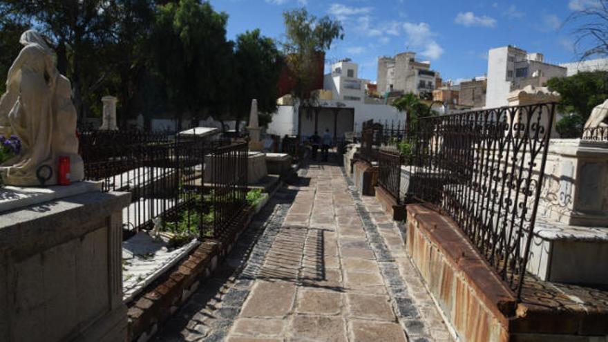 Paseo central y zona más antigua del cementerio de San Rafael y San Roque.