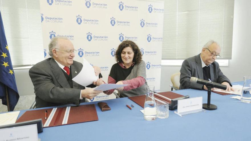 Xesús Alonso Montero, Goretti Sanmartín y Xusto Beramendi, ayer, durante la firma del convenio, en la Diputación.