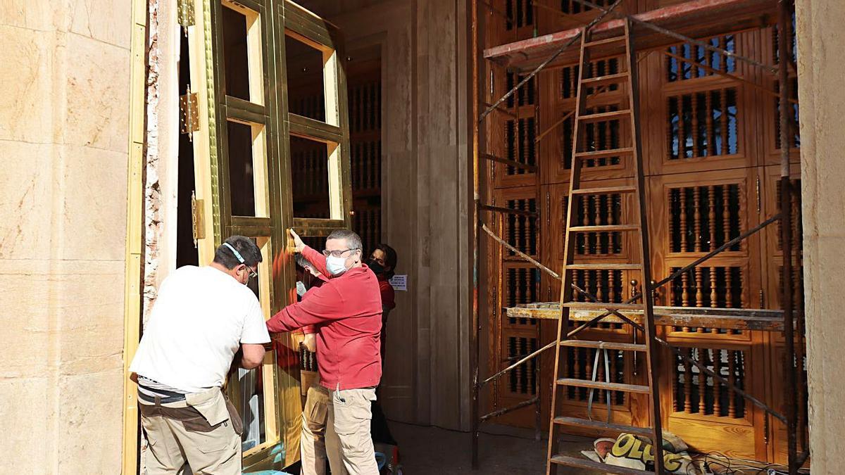 Un grupo de operarios colocó ayer las nuevas puertas de acceso a la basílica de Sant Pasqual de Vila-real. 