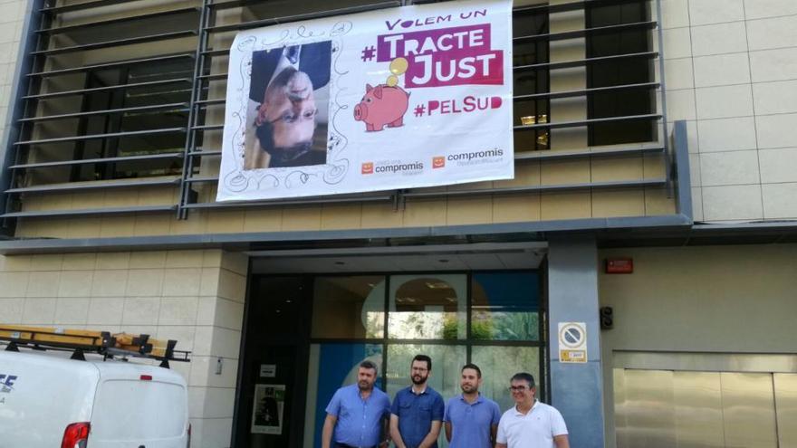 Compromís cuelga una foto de Rajoy boca abajo en la Diputación de Alicante