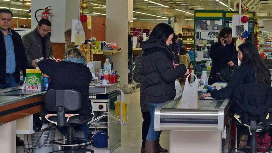 Clientes en el economato de Hunosa de Mieres.