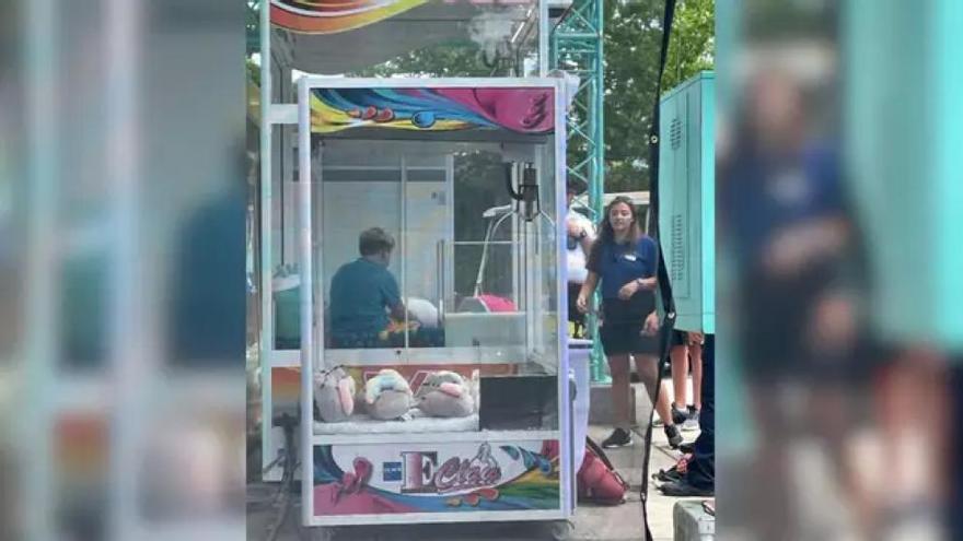 Un niño se queda atrapado dentro de una máquina recreativa: &quot;Esta no es la mejor manera para conseguir un premio&quot;