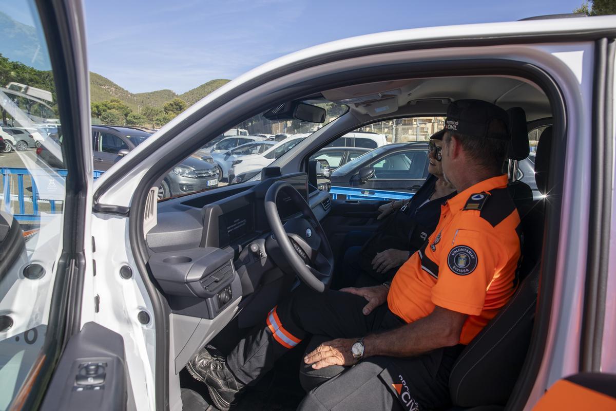 La presentación de la nueva furgoneta de refuerzo para el equipo de Protección Civil de Ibiza