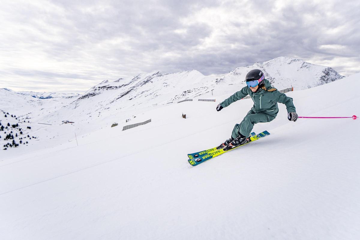 Una esquiadora desciende por un pista alpina del Pirineo aragonés.