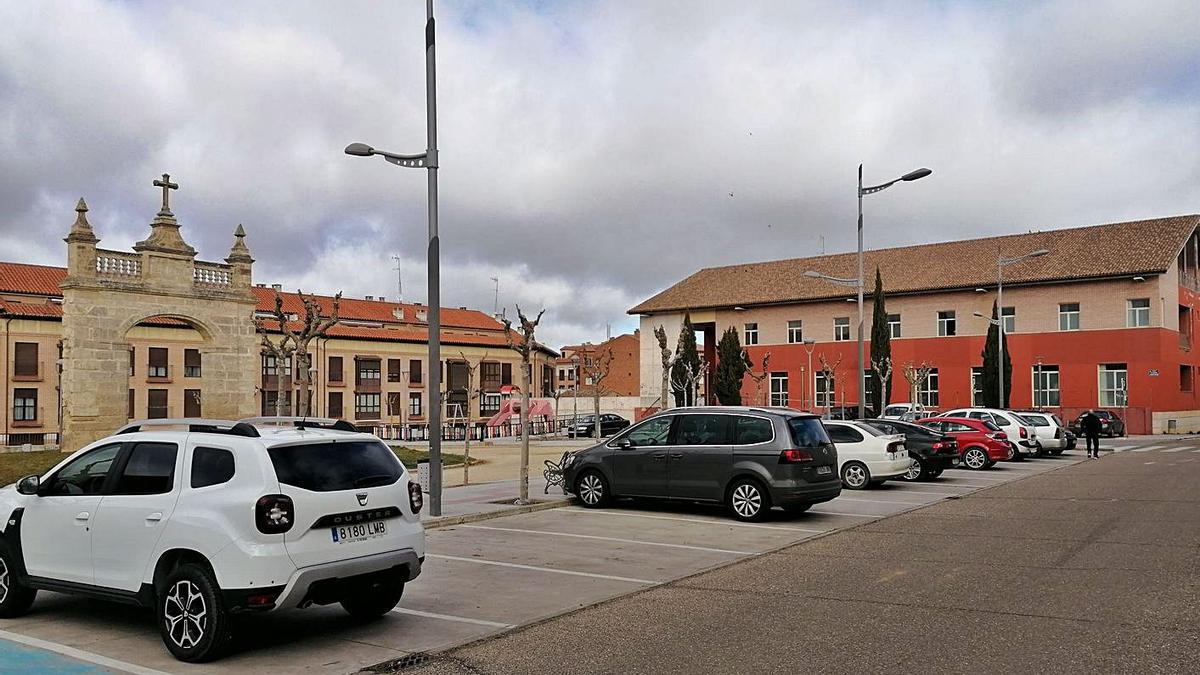 Vehículos estacionados en una de las zonas de aparcamiento de la plaza Barón de Covadonga de Toro. | M. J. C.