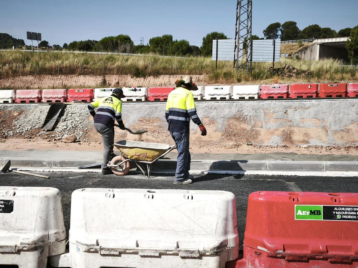 Ds operaris treballant en les obres al polígon de la Plana del Pont Nou de Manresa