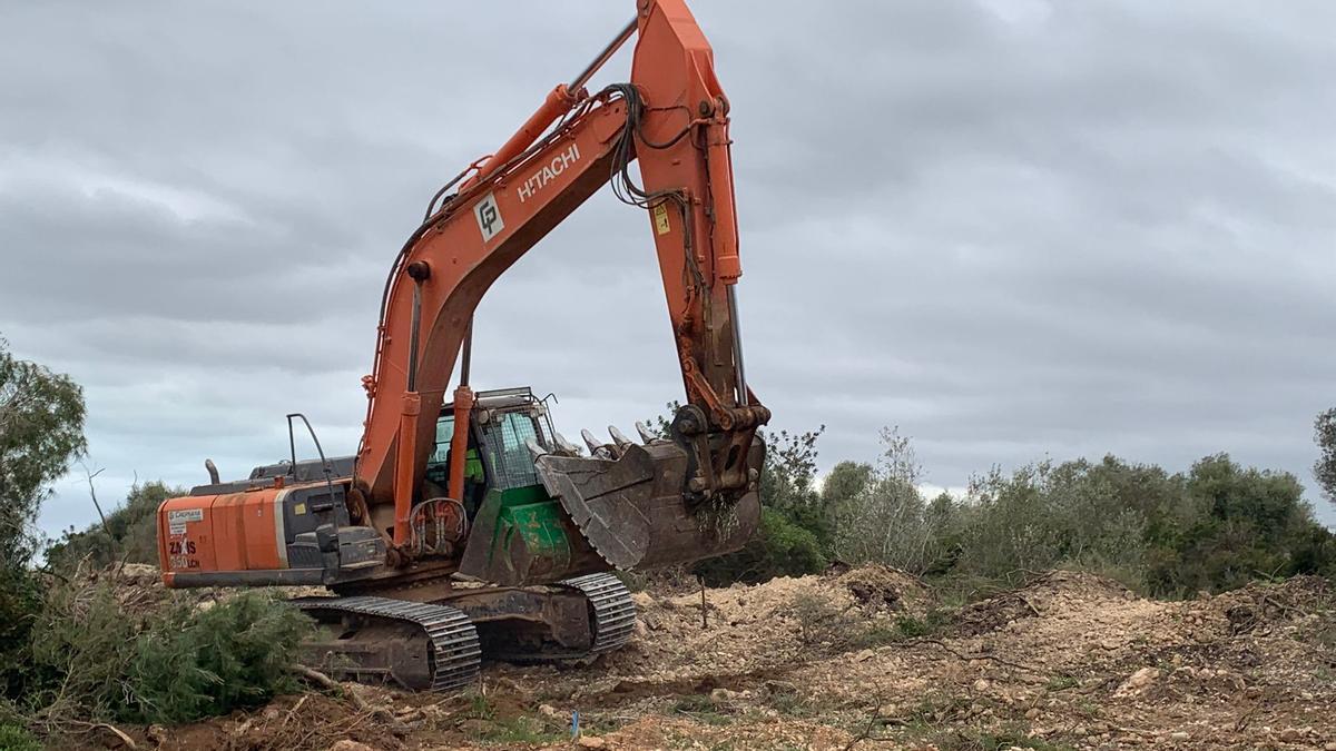 Los primeros trabajos en la carretera de Ulldecona han comenzado esta semana en Vinaròs con el movimiento de tierras.