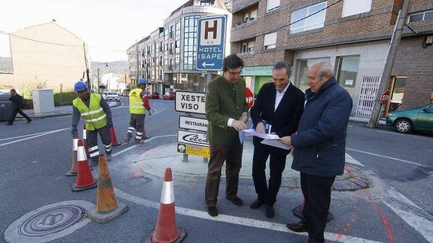 López-Chaves, Reguera y Díez, ayer, supervisan la obra en Arcade. //FdV