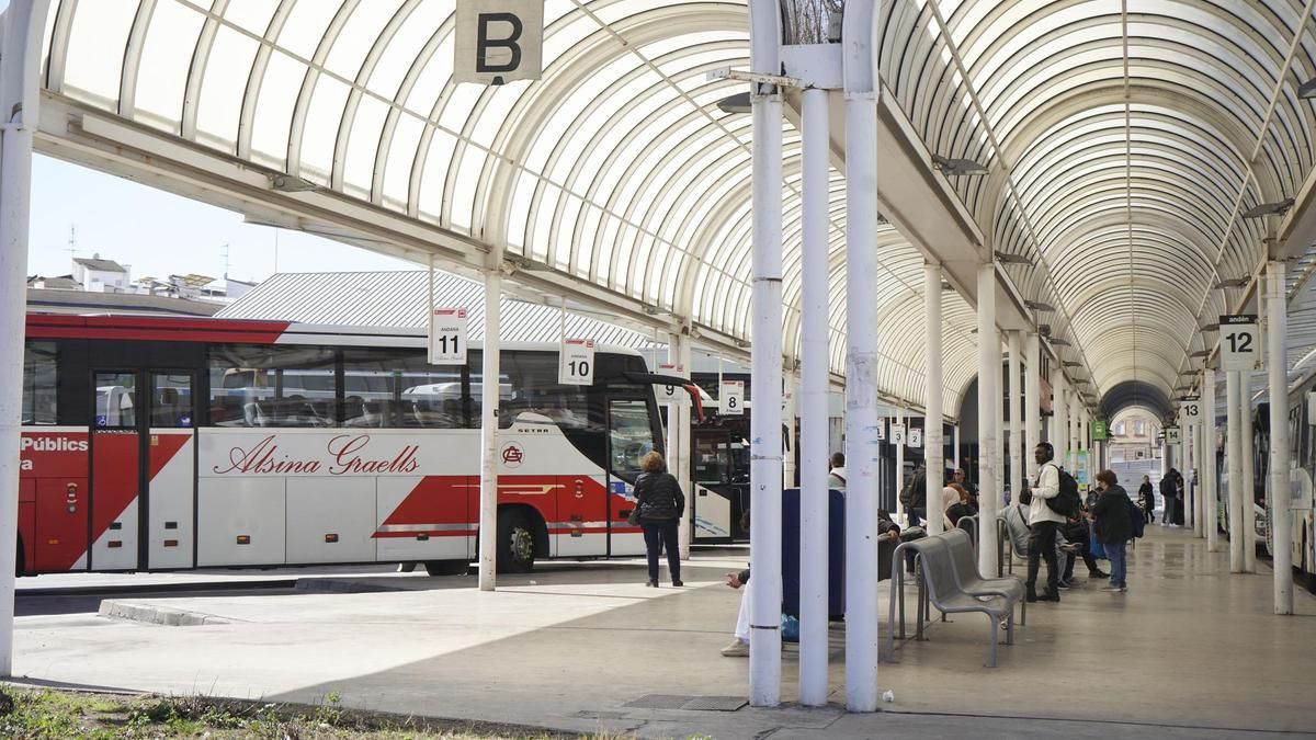 Usuaris a l'estació central d'autobusos de Manresa, a tocar de la de Manresa-Alta de Ferrocarrils