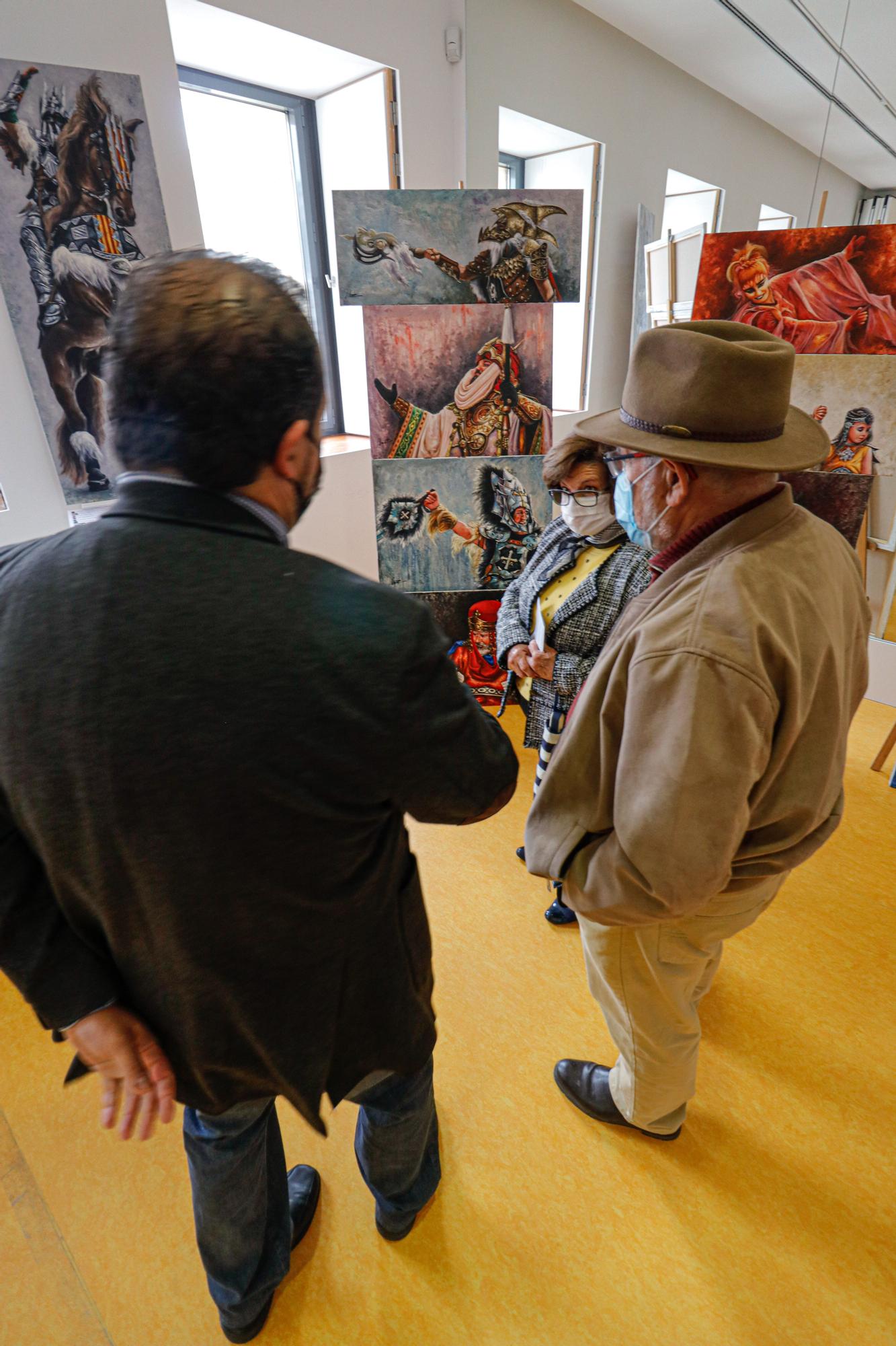 El IVAM acoge en Alcoy un mercadillo con obras de seis artistas locales que reflejan toda la esencia de los Moros y Cristianos