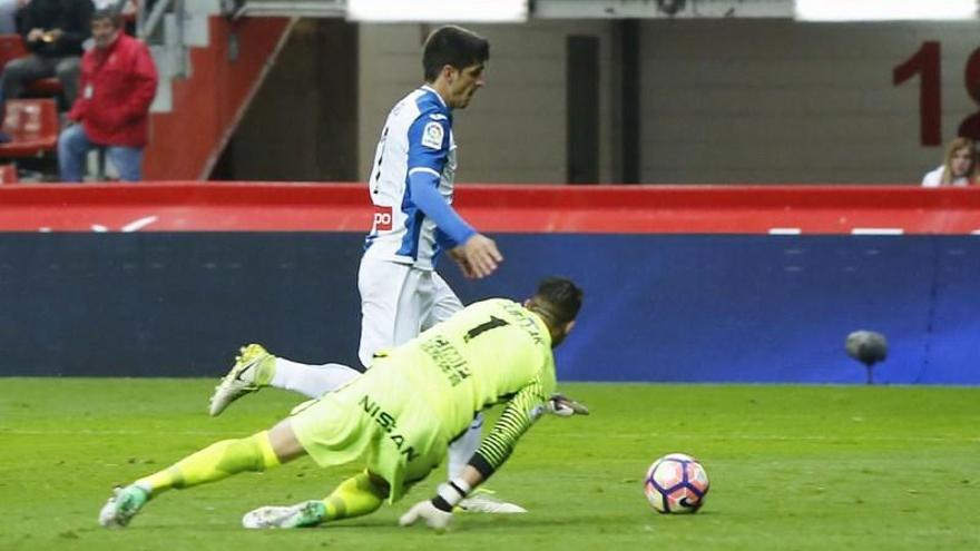 Gerard Moreno regatea a Cuéllar en el gol del empate.