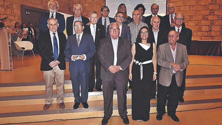 Foto de familia de los galardonados con la insignia de oro. En el centro, Manuela GarcÃ­a, presidenta del Comib.
