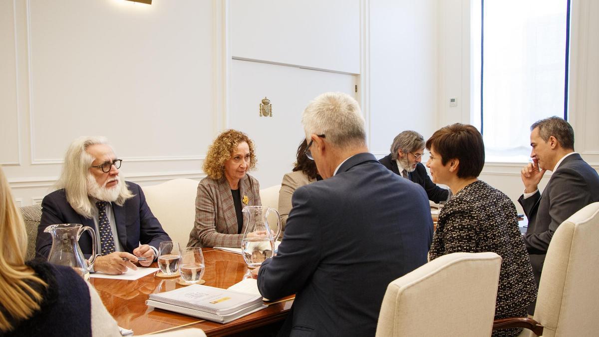 La consellera de Territori, Ester Capella, reunida con la ministra de Vivienda, Isabel Rodríguez.