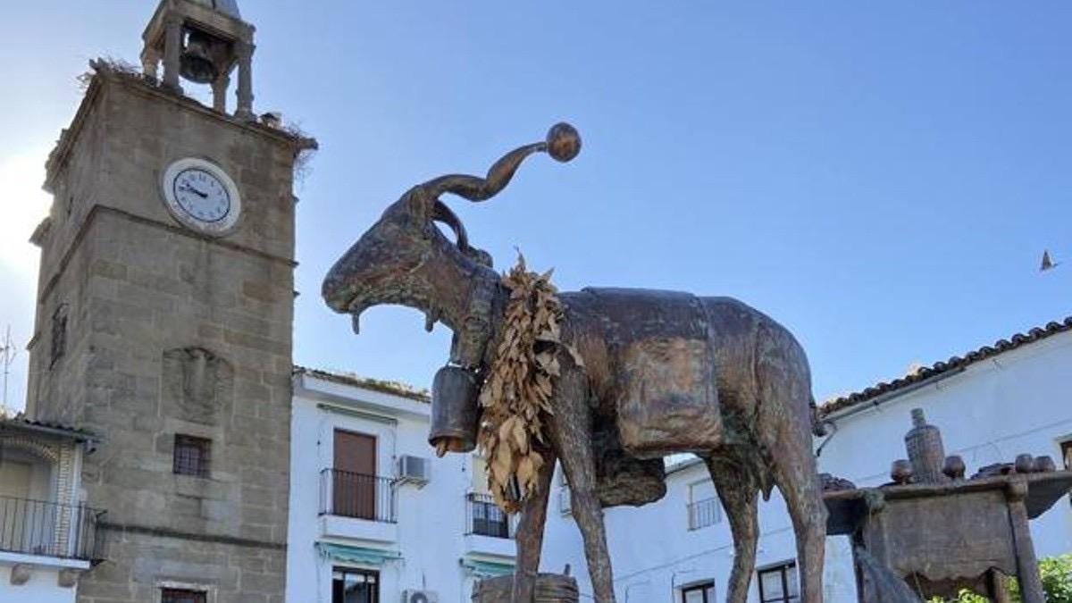 Monumento a la cabra o machorrita en la plaza de Ceclavín.