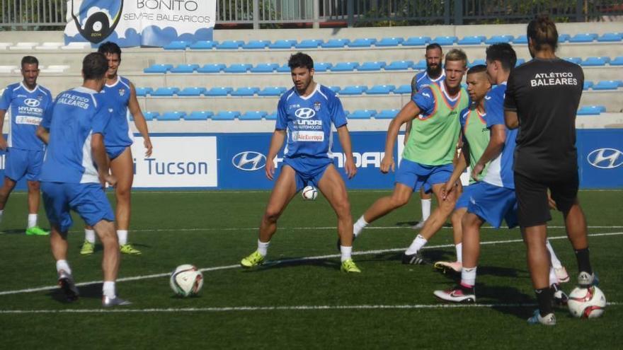 Kike López, junto a otros jugadores, durante un entrenamiento del Atlético Baleares.