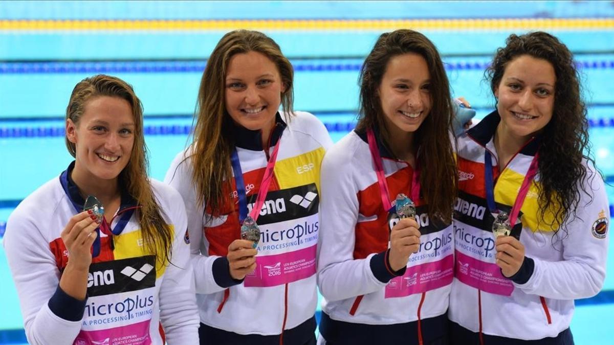 Mireia Belmonte, Melani Costa, Patricia Castro y Fátima Gallardo posan con la medalla de plata del relevo