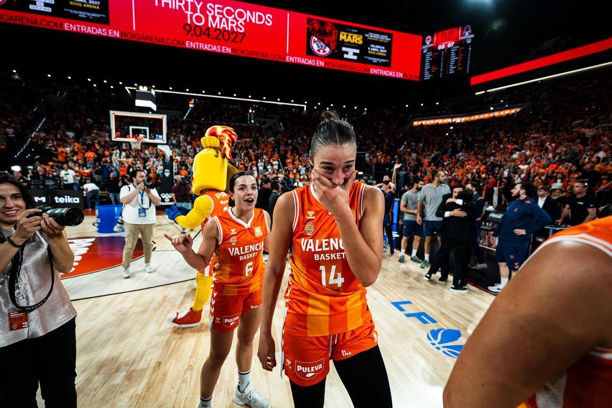 Elena Buenavida (6) celebra el título liguero del Valencia junto a Raquel Carrera.