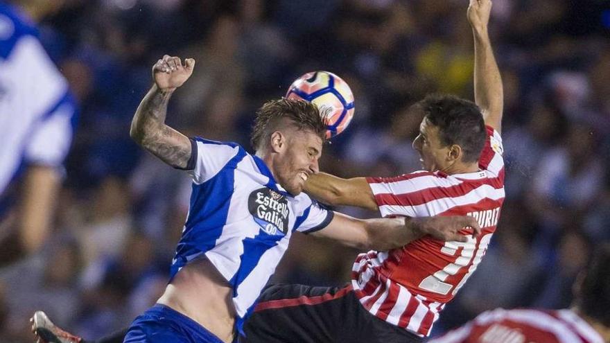 Albentosa disputa con Aduriz un balón en el aire.