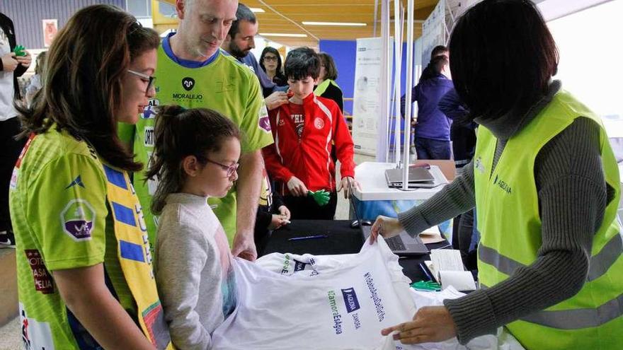 Aficionados del Balonmano Zamora se acercan a por las camisetas.