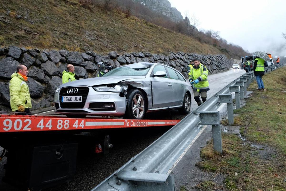 Fallece un gijonés al caerle una piedra sobre su coche en San Isidro