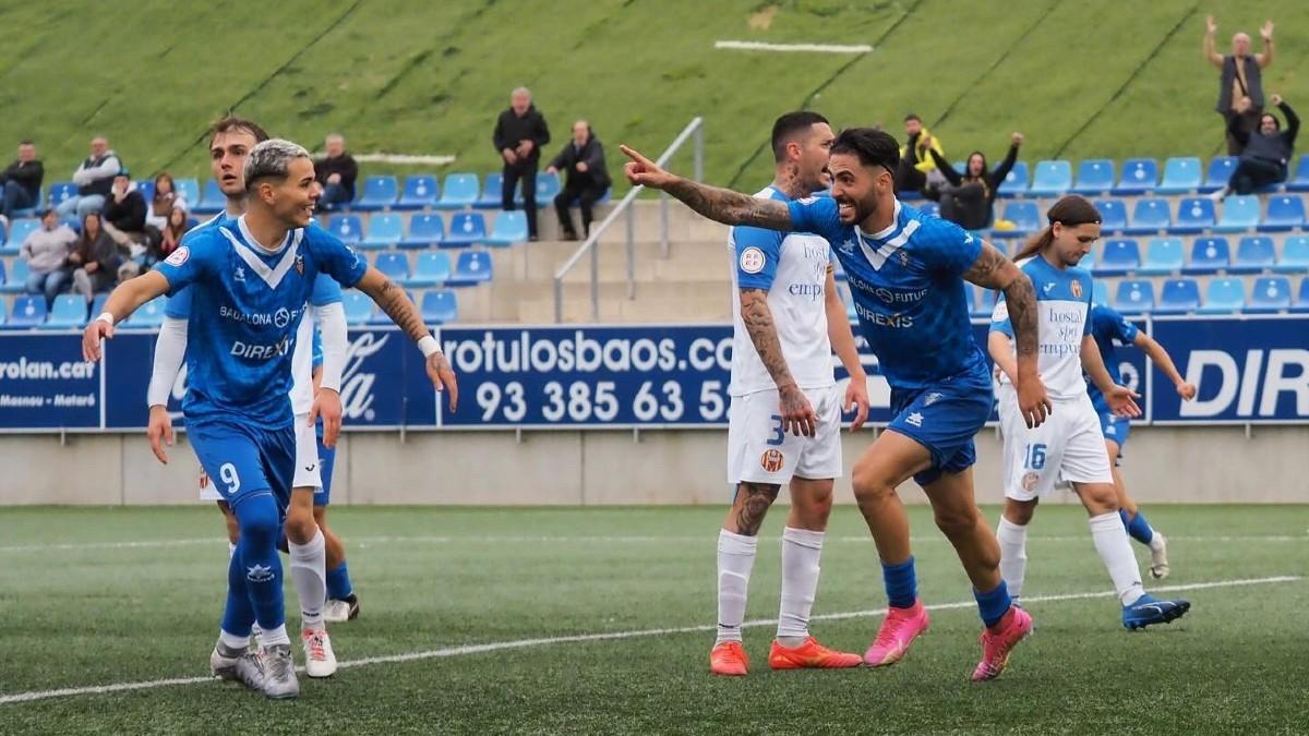 El Badalona celebra el tanto ante L'Escala