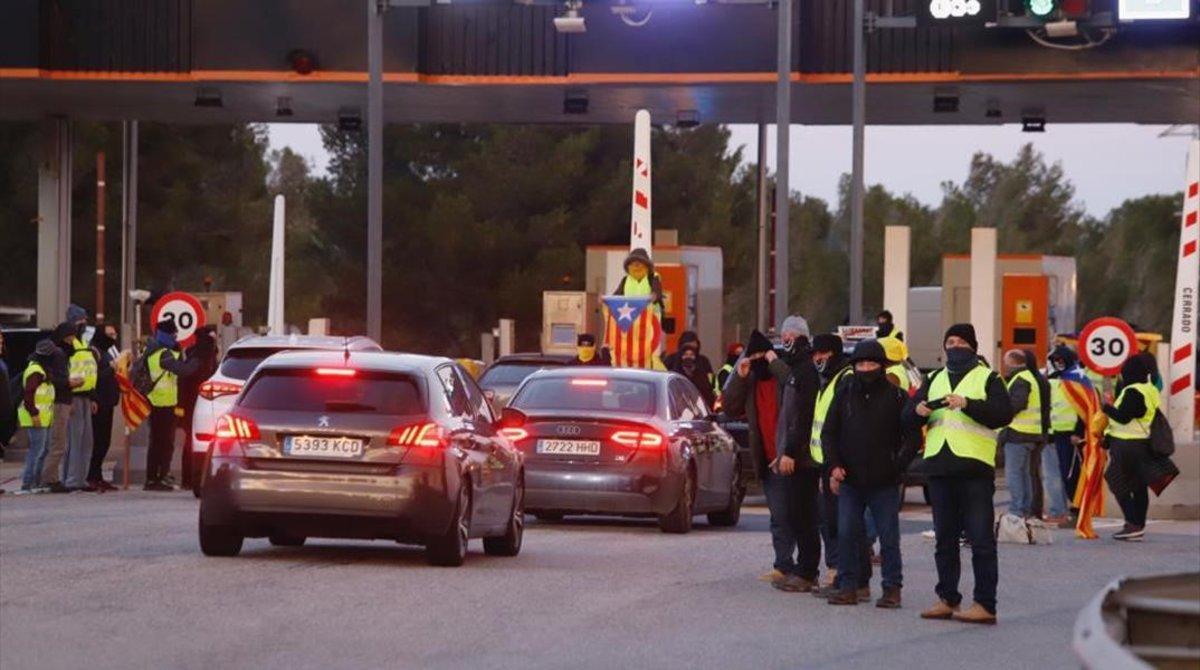 Los CDR levantando el peaje de la AP-7 este domingo. 