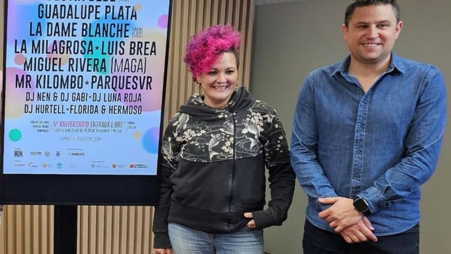 Rebeca Armada y Antonio Biescas, junto al cartel. | AYUNTAMIENTO DE AYERBE