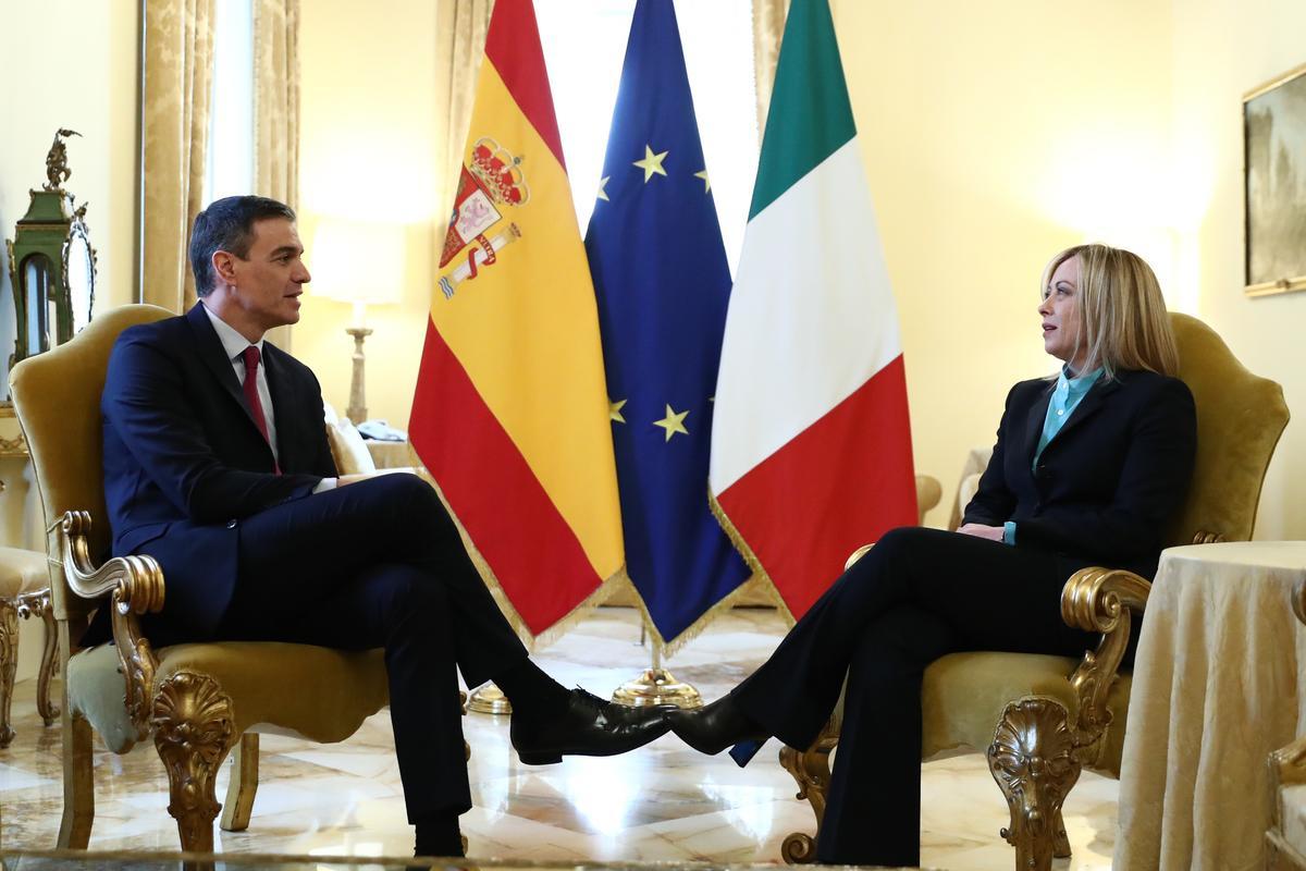 La primera ministra italiana, Giorgia Meloni (R), recibe al presidente del Gobierno español, Pedro Sánchez (L), en el Palazzo Chigi de Roma