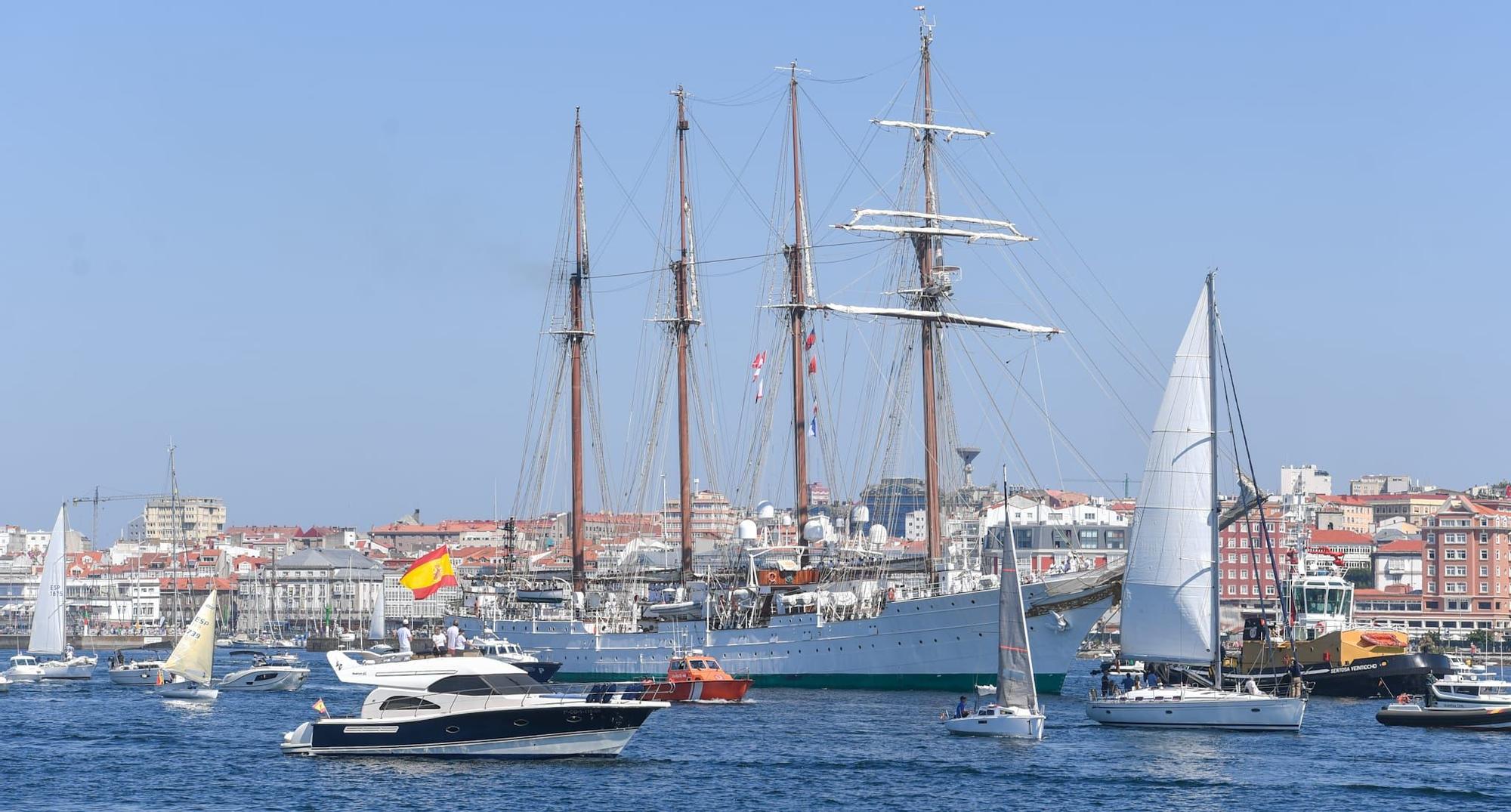 El buque escuela de la Armada Juan Sebastián de Elcano se despide de A Coruña