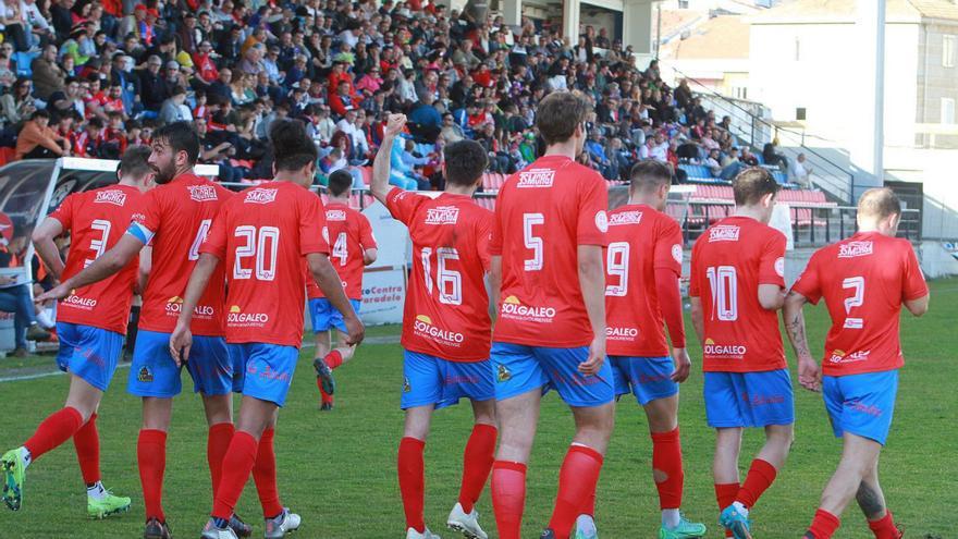 Los jugadores de la Unión Deportiva Ourense, tras la celebración de un gol en O Couto. |  // IÑAKI OSORIO