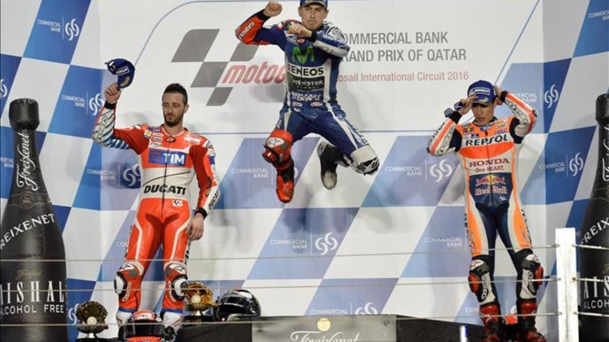 Lorenzo celebra la victoria en el podio de Catar con Dovizioso y Márque