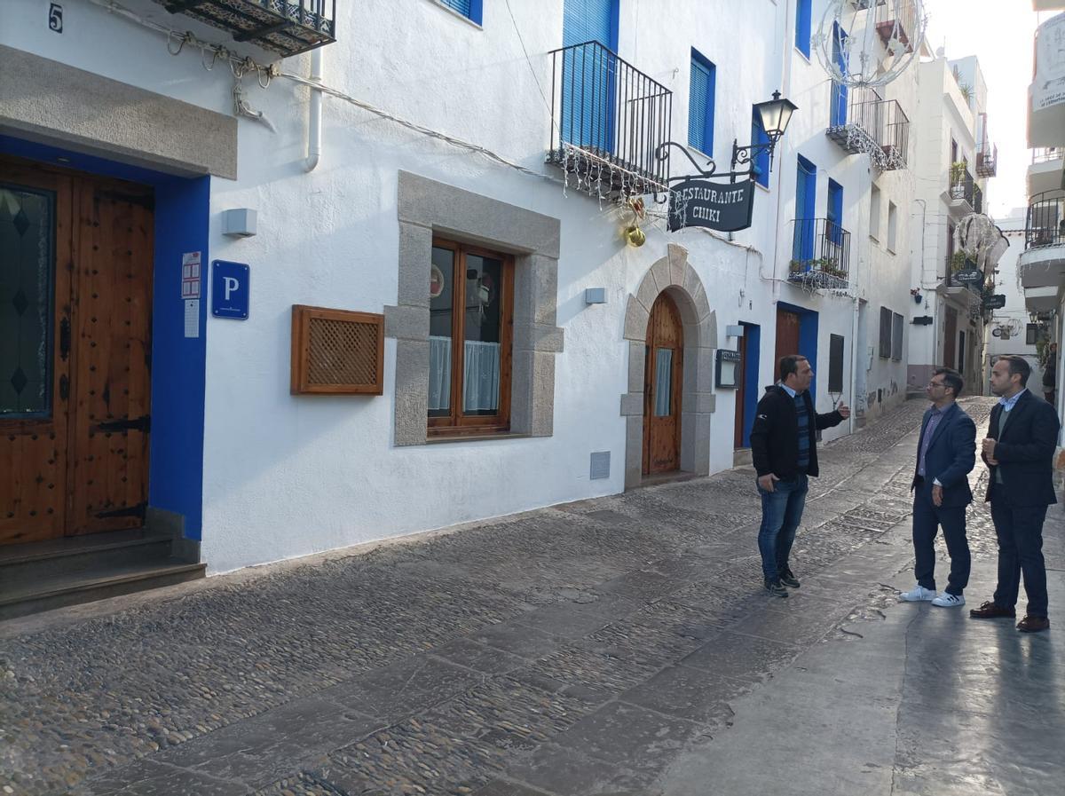 El alcalde, Andrés Martínez (i), entre otros, en una de las calles que conforman el entorno comercial del casco antiguo.