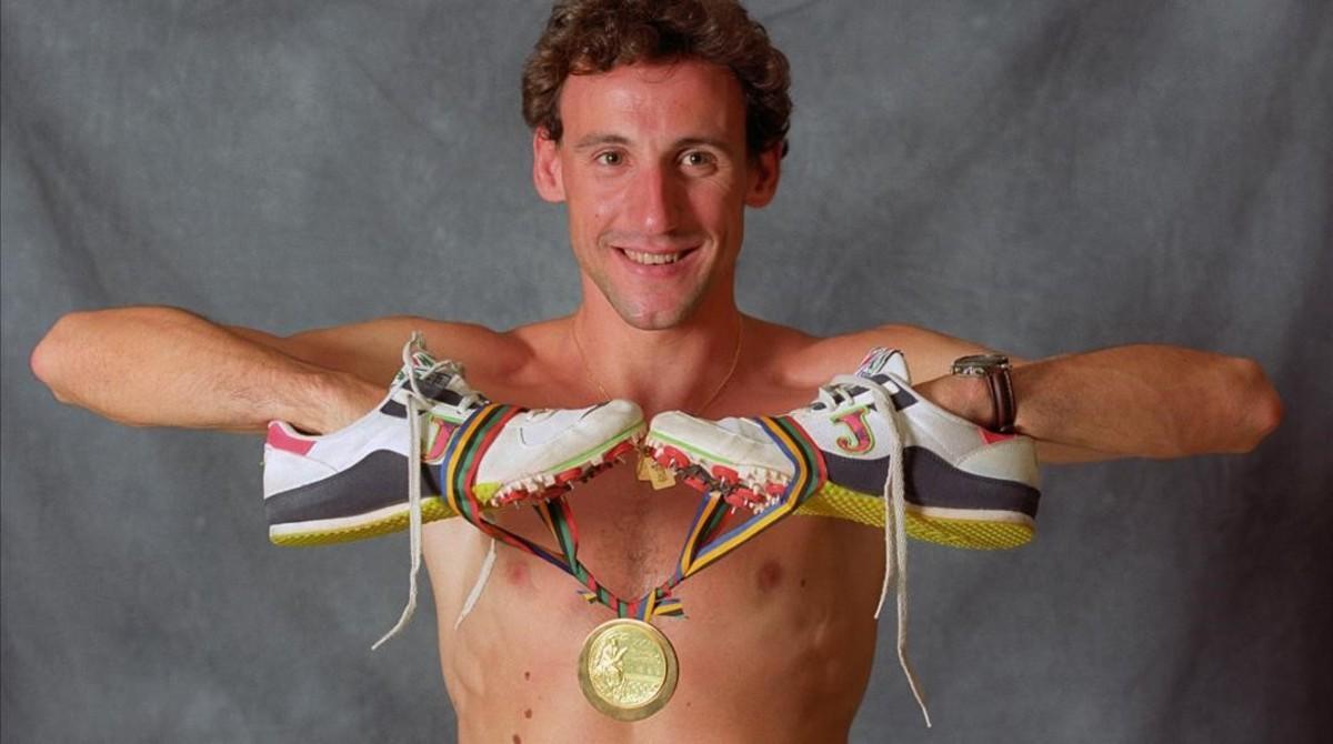 El atleta Fermín Cacho posa con la medalla conseguida en la prueba de los 1500 metros.