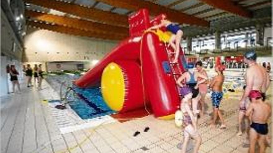 Un moment de la jornada solidària celebrada ahir a la piscina de Salt.