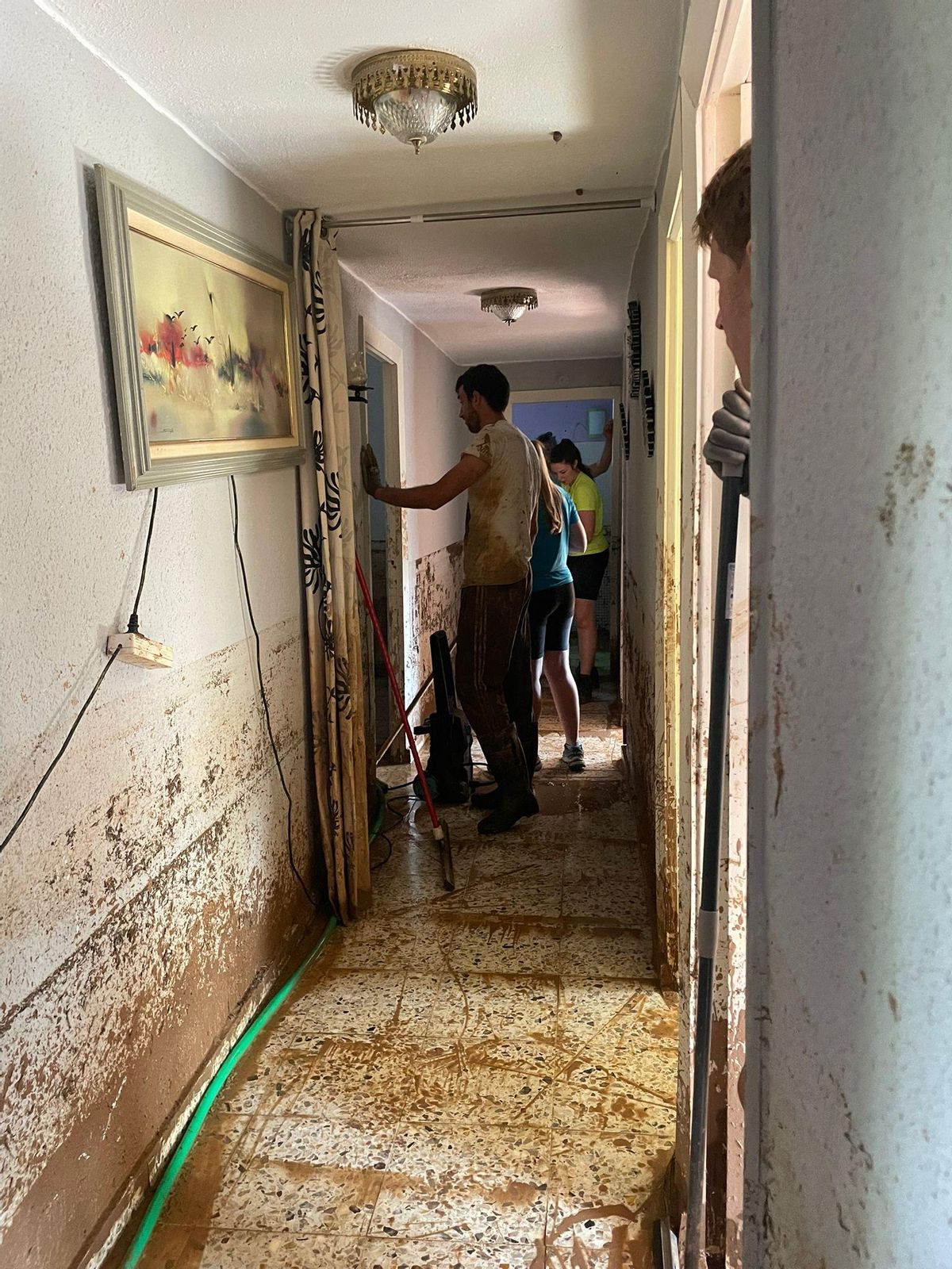 Limpieza de casas en Azuara, donde el agua llegó por encima del metro de altura.