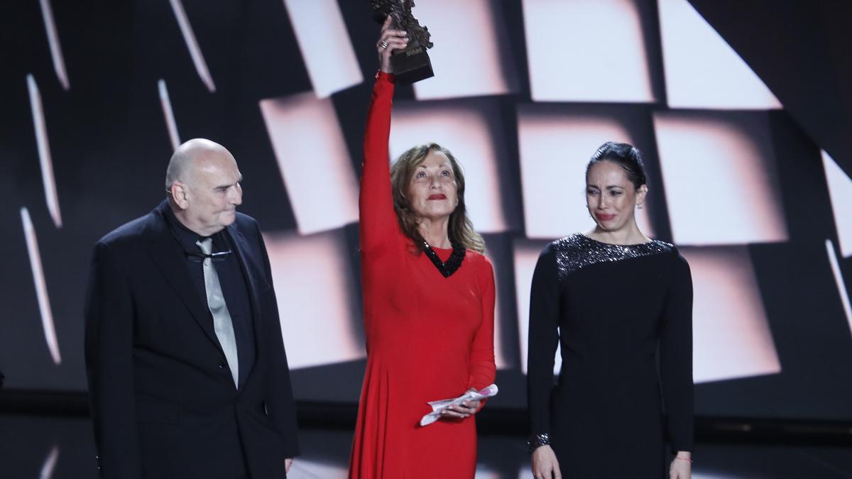 Antonio Saura, Eulalia Ramón y Anna Saura, con el Goya de Honor de Carlos.