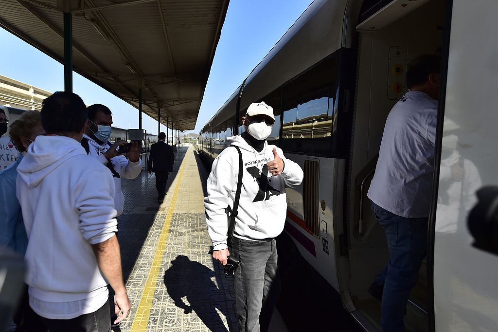 Los vecinos de las vías, celebran su primer viaje en el nuevo tren soterrado