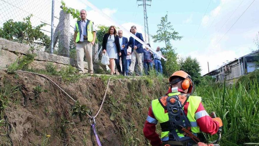 Las autoridades visitaron ayer las obras de las márgenes del Louro a su paso por Porriño. // A. Hernández