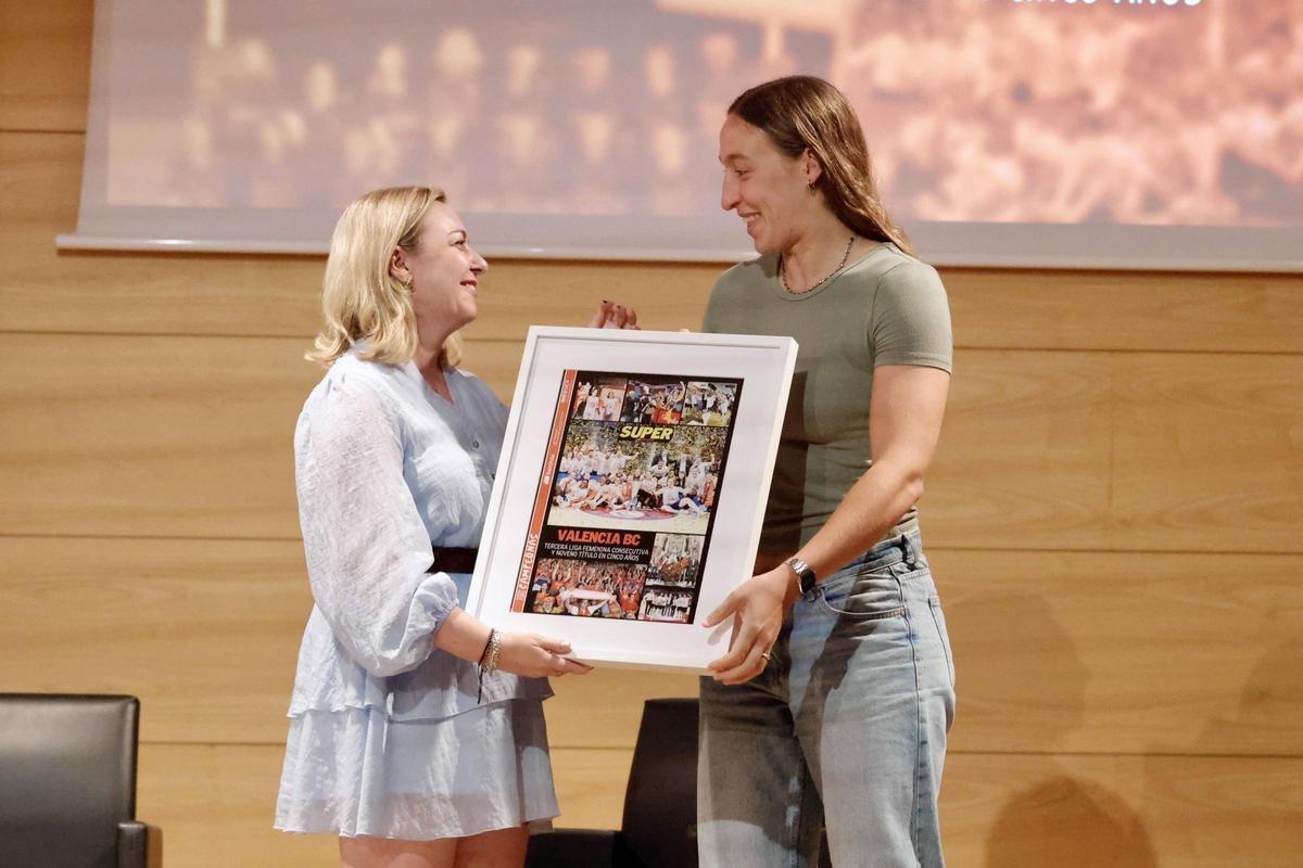 La la vicepresidenta de la Diputación de València, Natalia Enguix fue la encargada de entregar el cuadro conmemorativo a la jugadora taronja Alicia Flórez.