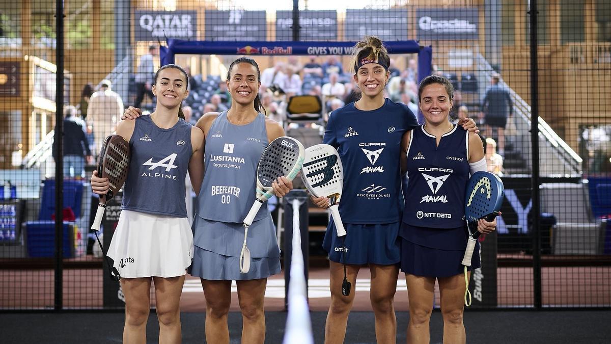 Las cuatro jugadoras, antes de la semifinal, con Josemaría a la derecha.