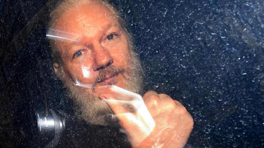 Julian Assange gesticula tras ser detenido.